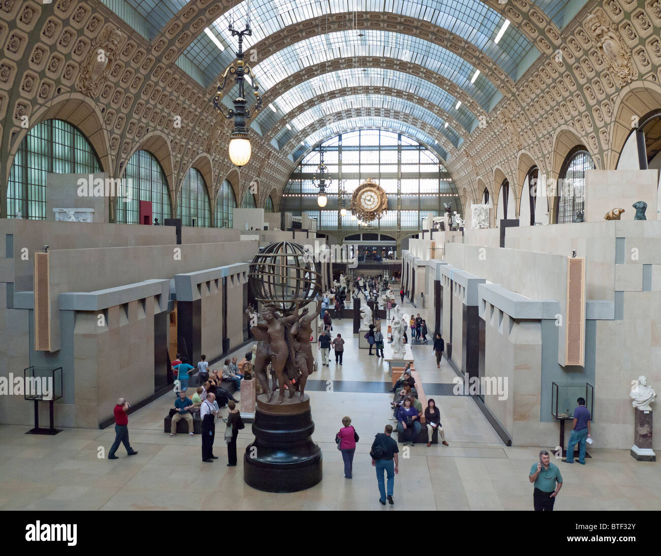 Interior del Musee d'Orsay en París Francia Foto de stock