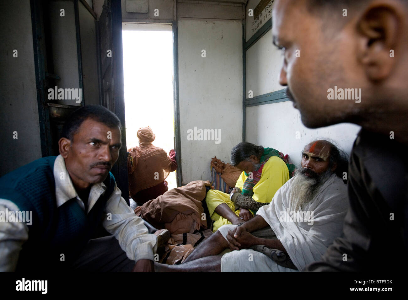 Las personas que viajan en un tren, en la India. Foto de stock