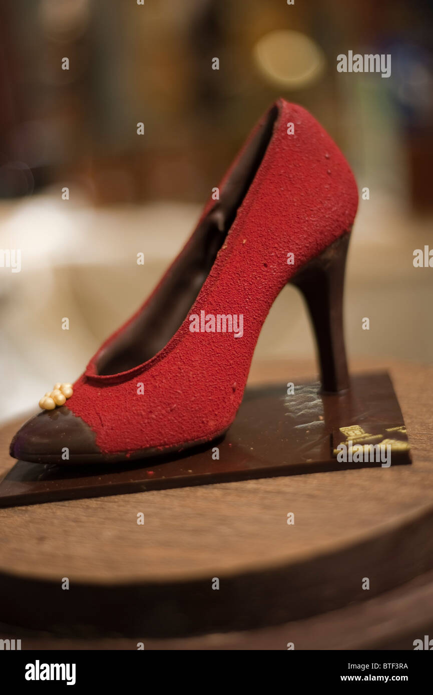 París, Francia, la feria del chocolate, Castellane Company, Escultura de  Chocolate, de mujeres, de tacón alto, Zapatos inusuales formas de alimentos  Fotografía de stock - Alamy