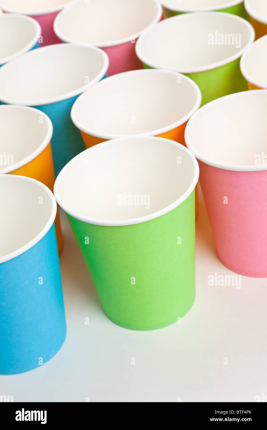 Copa desechables de papel colorido Cerrar Foto de stock
