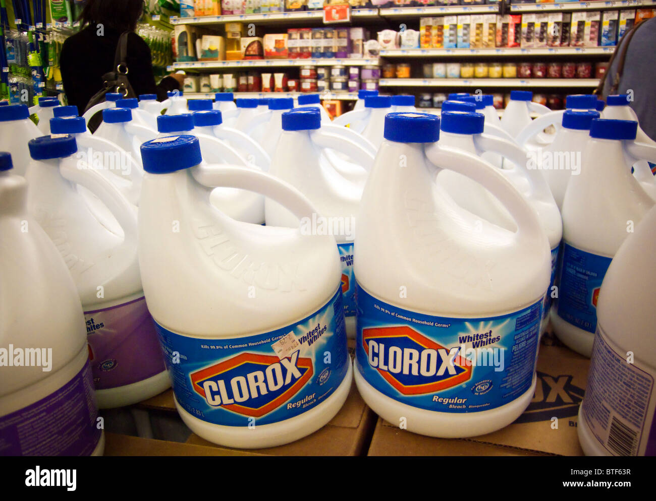 Botellas de cloro en un supermercado el jueves, 28 de octubre de 2010. (©  Richard B. Levine Fotografía de stock - Alamy