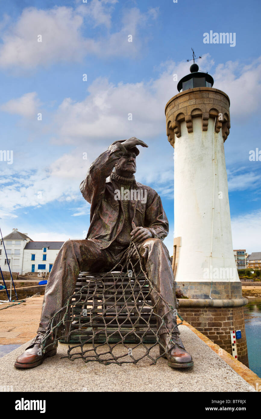 Estatua del pescador y el faro en el puerto de Port Haliguen, Morbihan, Bretaña, Francia, Europa Foto de stock