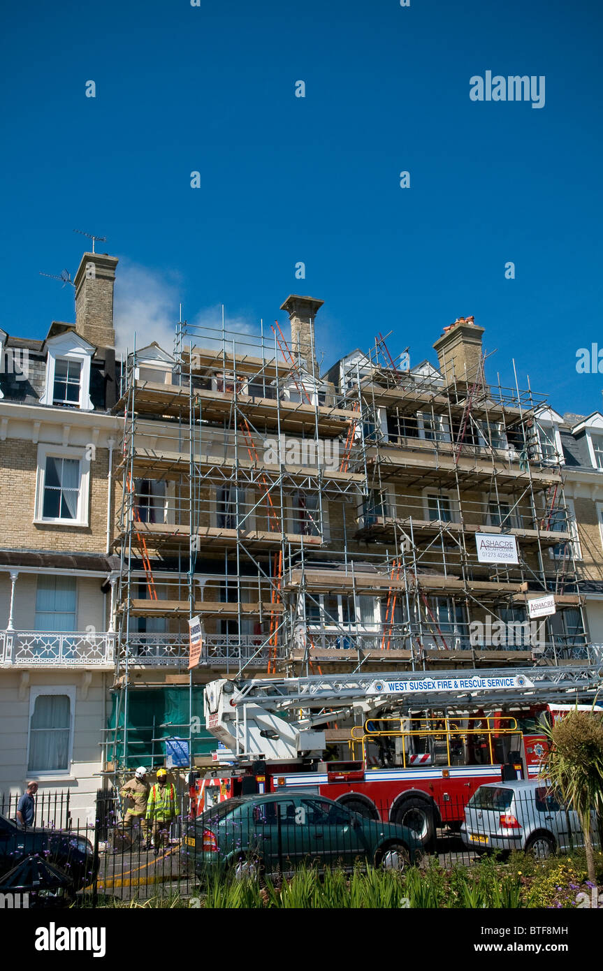 West Sussex, Servicio de Incendios y Rescate de afrontar un incendio en un piso de arriba en Worthing Foto de stock