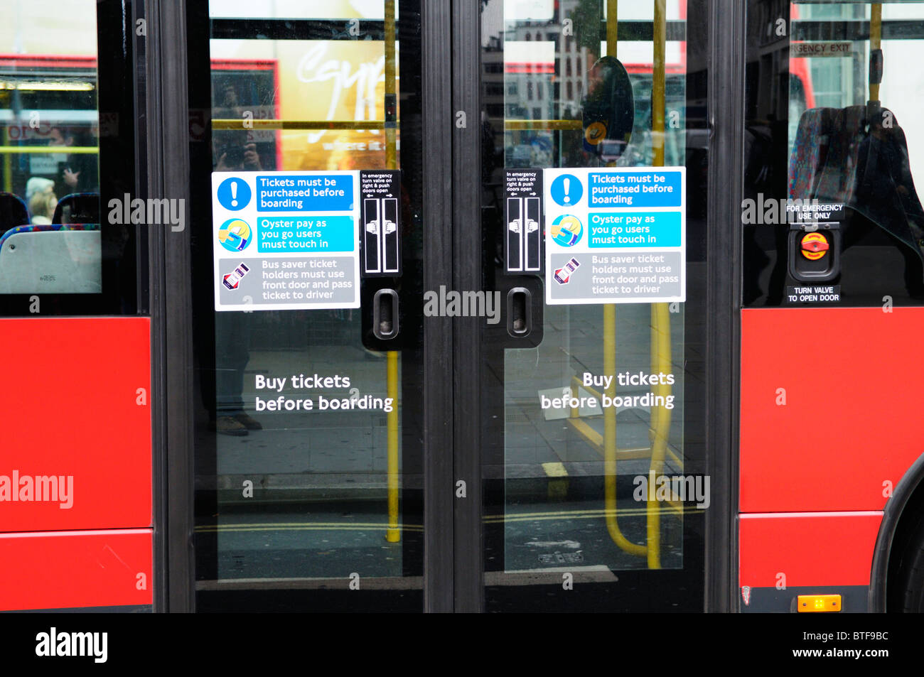 Detalle de un autobús londinense con ticket avisos informativos, Regent Street, Londres, Inglaterra, Reino Unido. Foto de stock