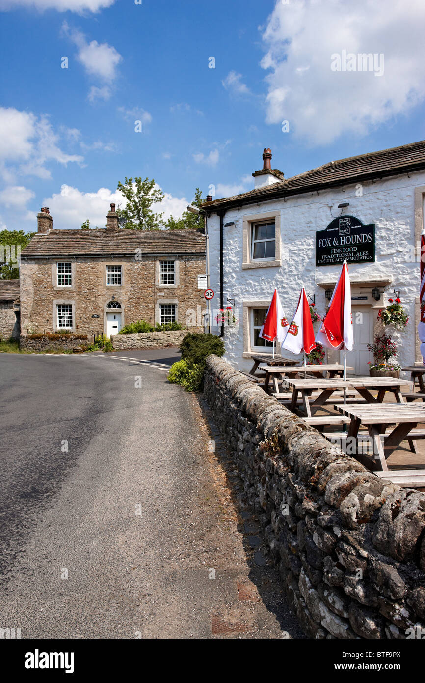 El Fox and Hounds pub en la aldea de Starbotton, Valles de Yorkshire, Reino Unido Foto de stock