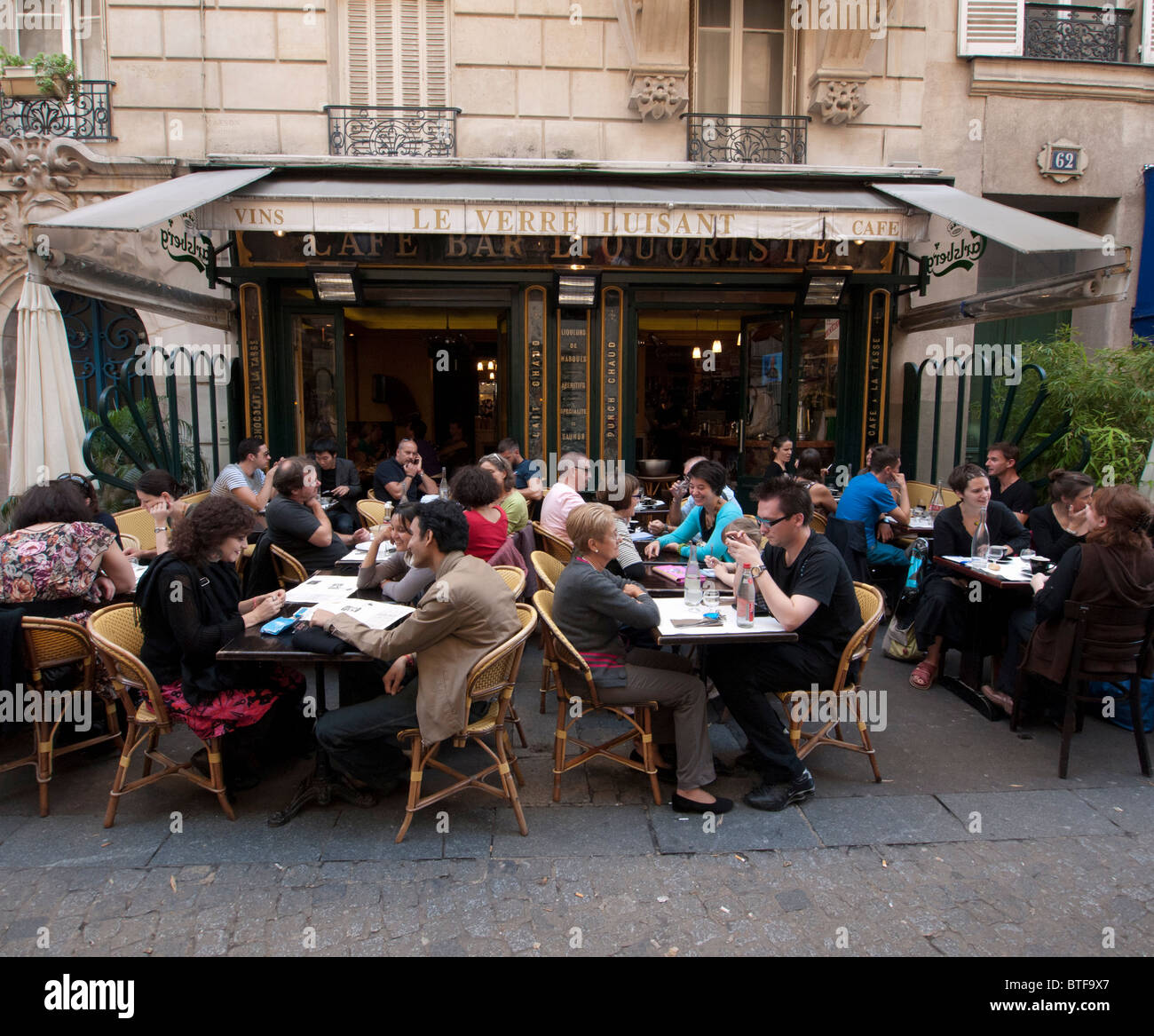 Concurrido restaurante típico de pavimento en el barrio de Marais en París Francia Foto de stock