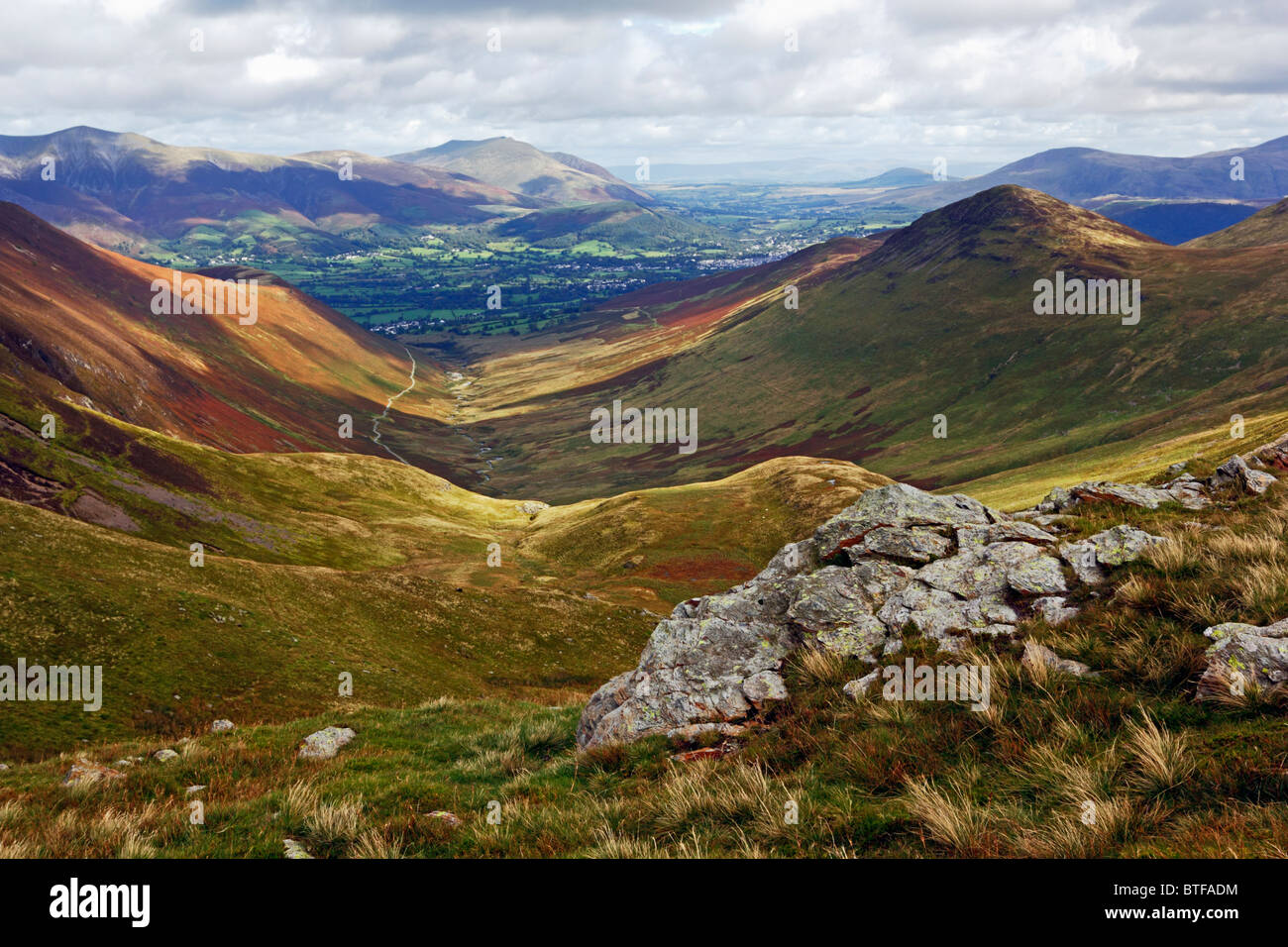 Mirando hacia Coledale Beck desde Coledale Hause en el Lake District National Park, Cumbria, Inglaterra. Foto de stock