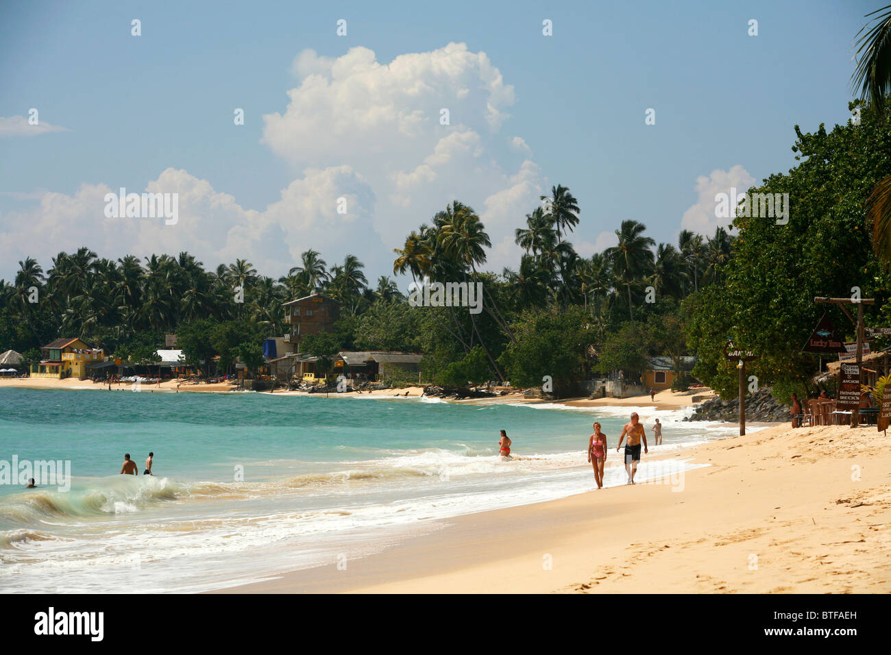 Las personas en Unawatuna Beach cerca de Galle, Sri Lanka. Foto de stock