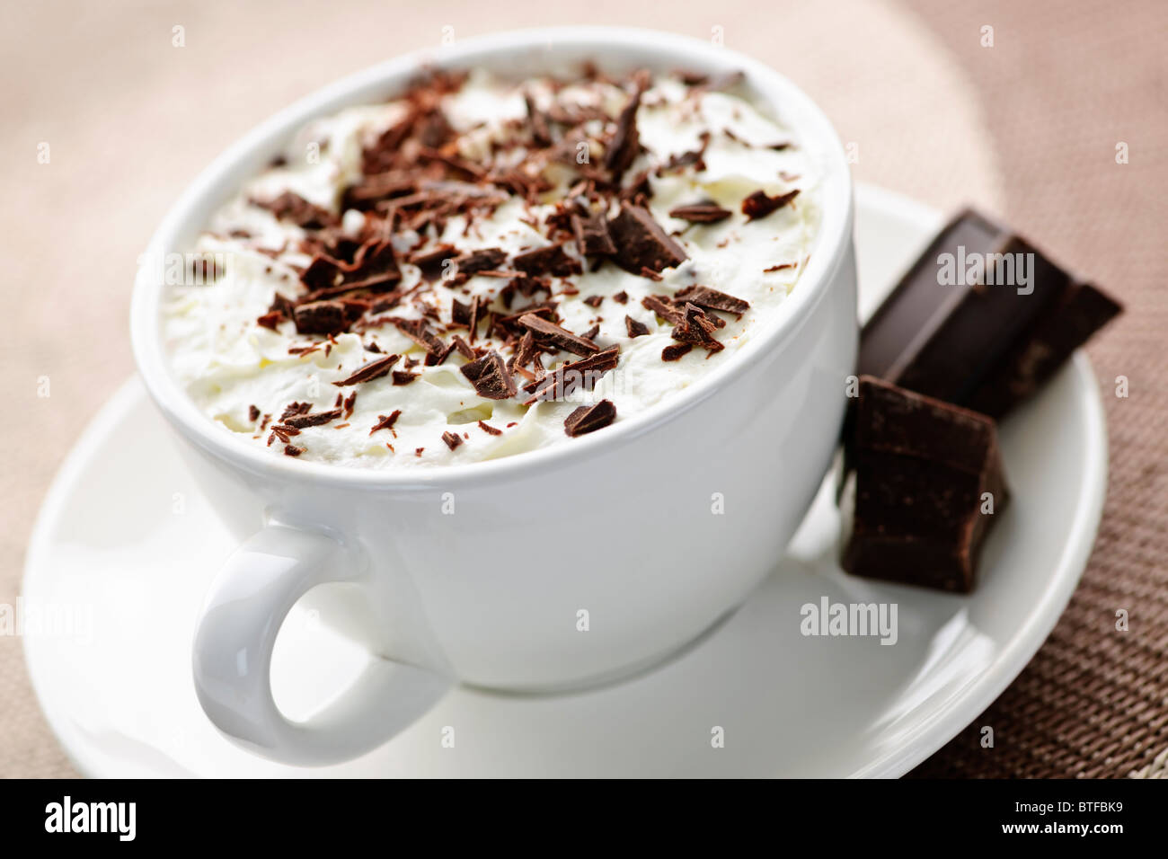 Taza de chocolate caliente con el pelo rasurado, chocolate y crema batida Foto de stock