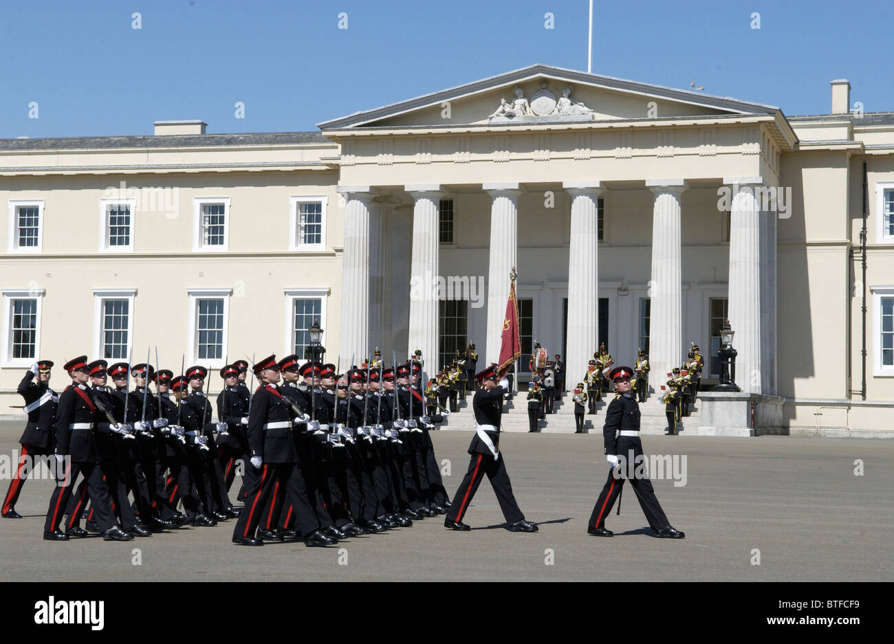 Cadetes en el desfile al pasar en la academia militar real Sandhurst, Surrey, Reino Unido Foto de stock