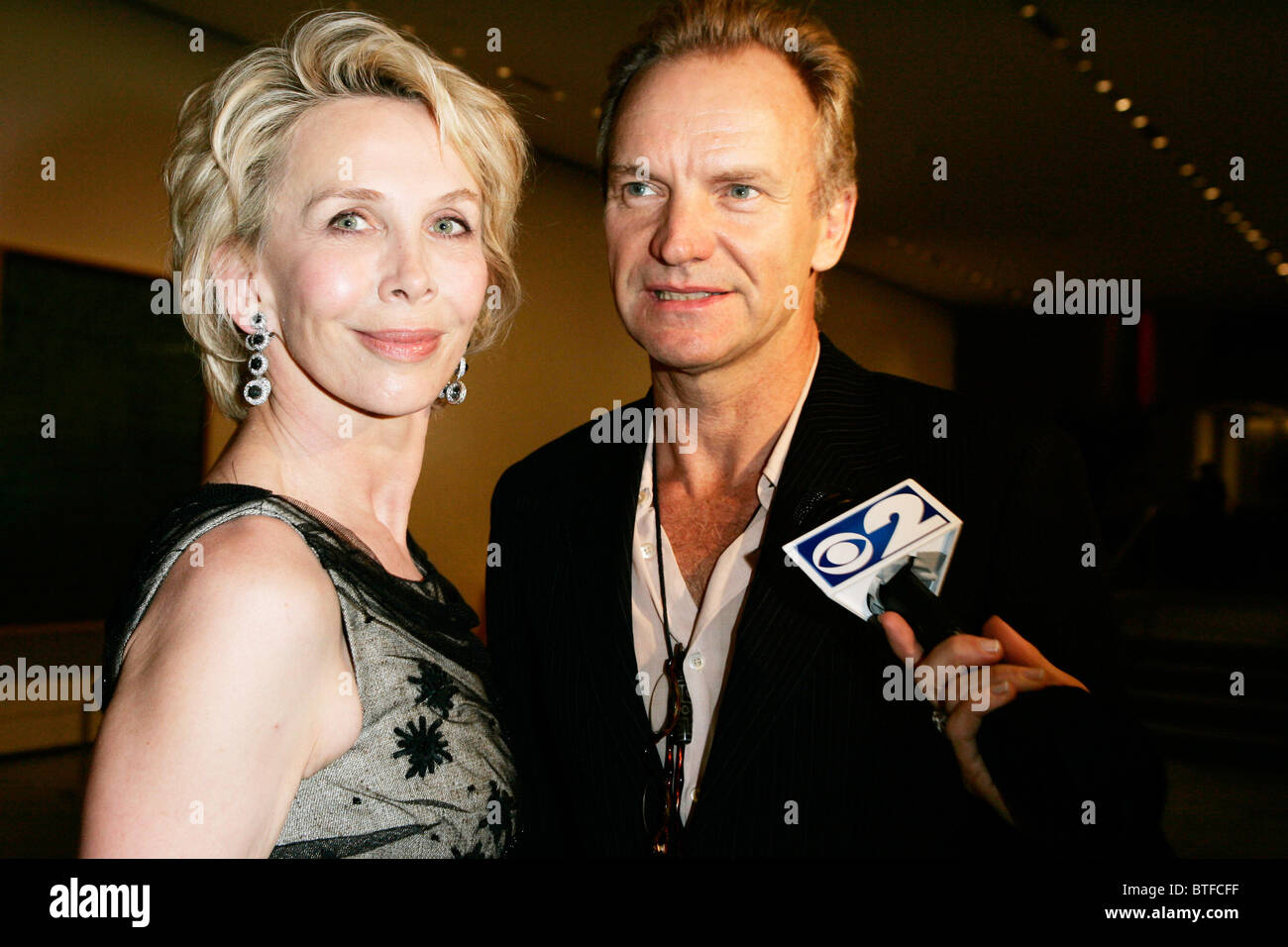 La estrella del pop Sting y su esposa Trudie Styler entrevistado en el Museo de Arte Moderno (MOMA), Nueva York, EE.UU. Foto de stock