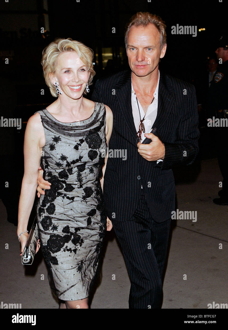 La estrella del pop Sting y su esposa Trudie Styler en el Museo de Arte Moderno (MOMA), Nueva York, EE.UU. Foto de stock