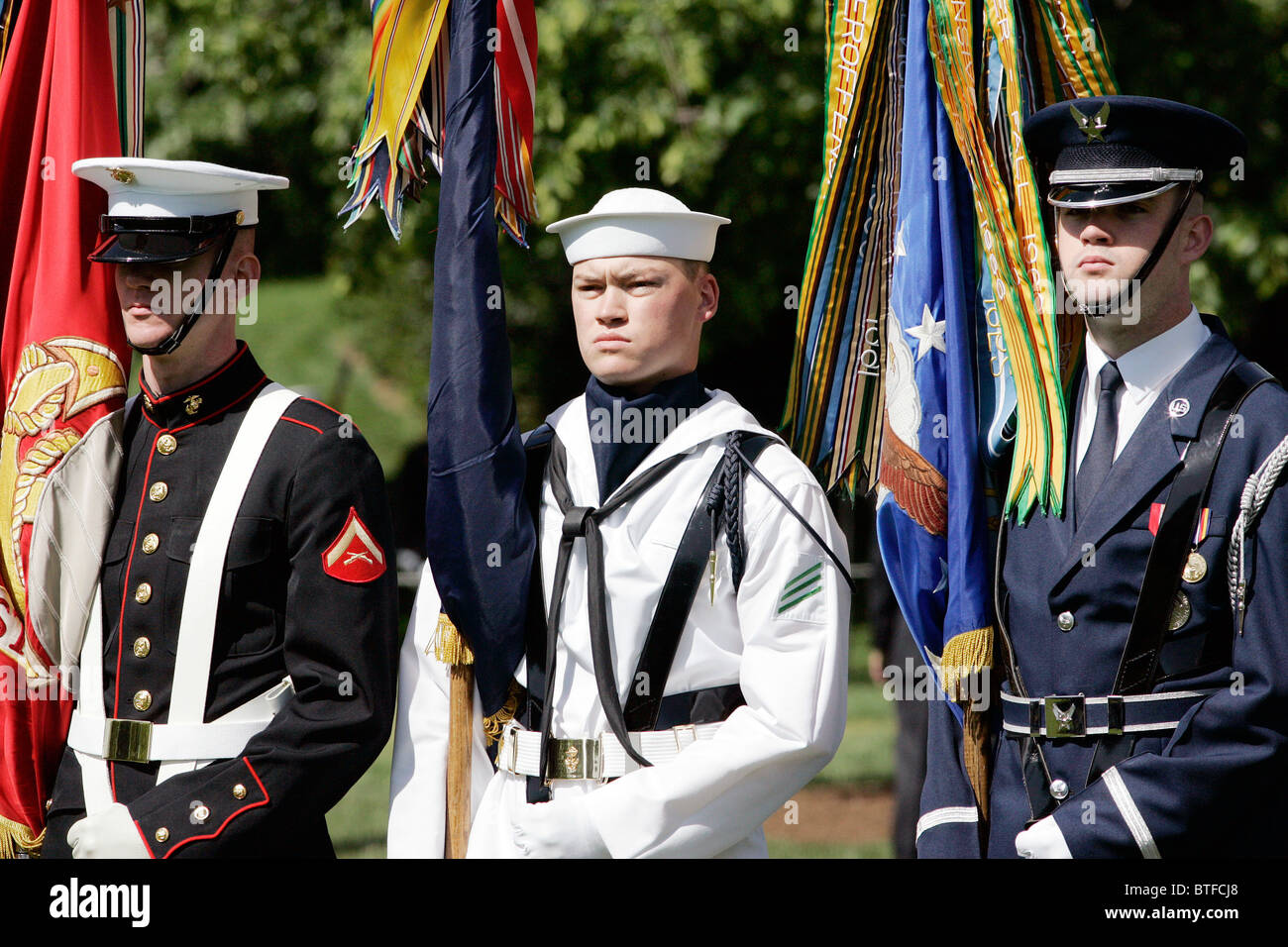 Los oficiales militares del Ejército, la Marina y la Fuerza Aérea forman la Guardia de Honor con banderas en la Casa Blanca, en Washington DC, EE.UU. Foto de stock