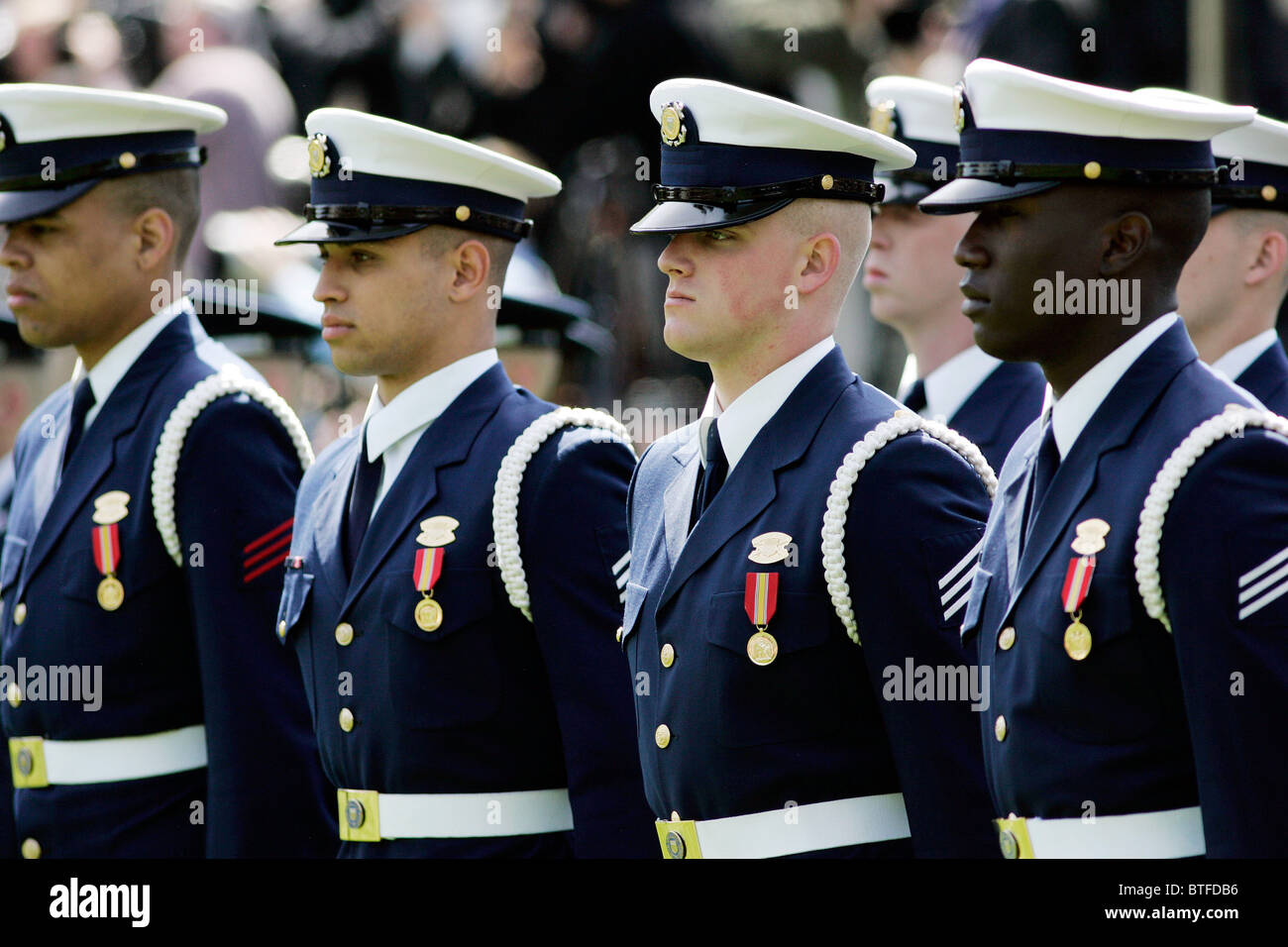 Los oficiales militares del Ejército, la Marina y la Fuerza Aérea forman la Guardia de Honor en la Casa Blanca, en Washington DC, EE.UU. Foto de stock