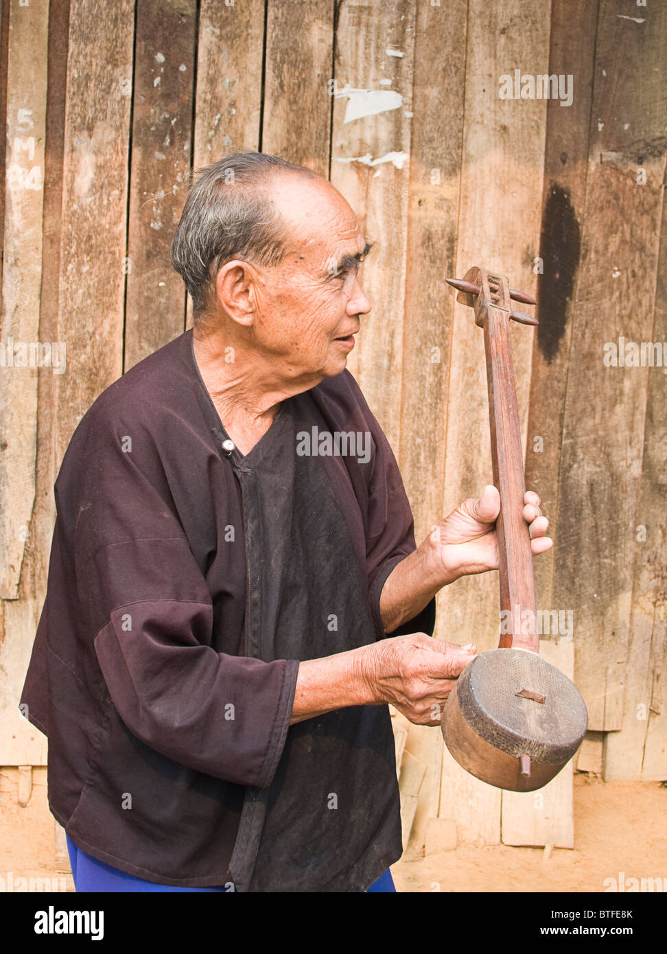 Ancianos Lisu hombre muestra off de cuerda simple, como banjo, instrumentos  musicales de madera de teca y madera de secoya y cubierta con piel de  iguana Fotografía de stock - Alamy