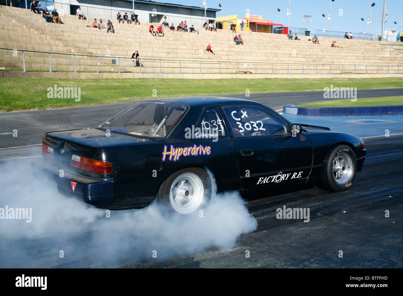 Nissan S13 Sport Compact drag racing coche realizando un burnout Foto de stock