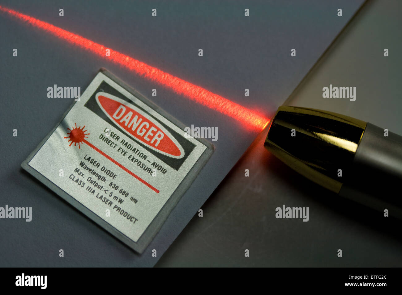 Puntero láser rojo - Diodo de emisión de luz Foto de stock