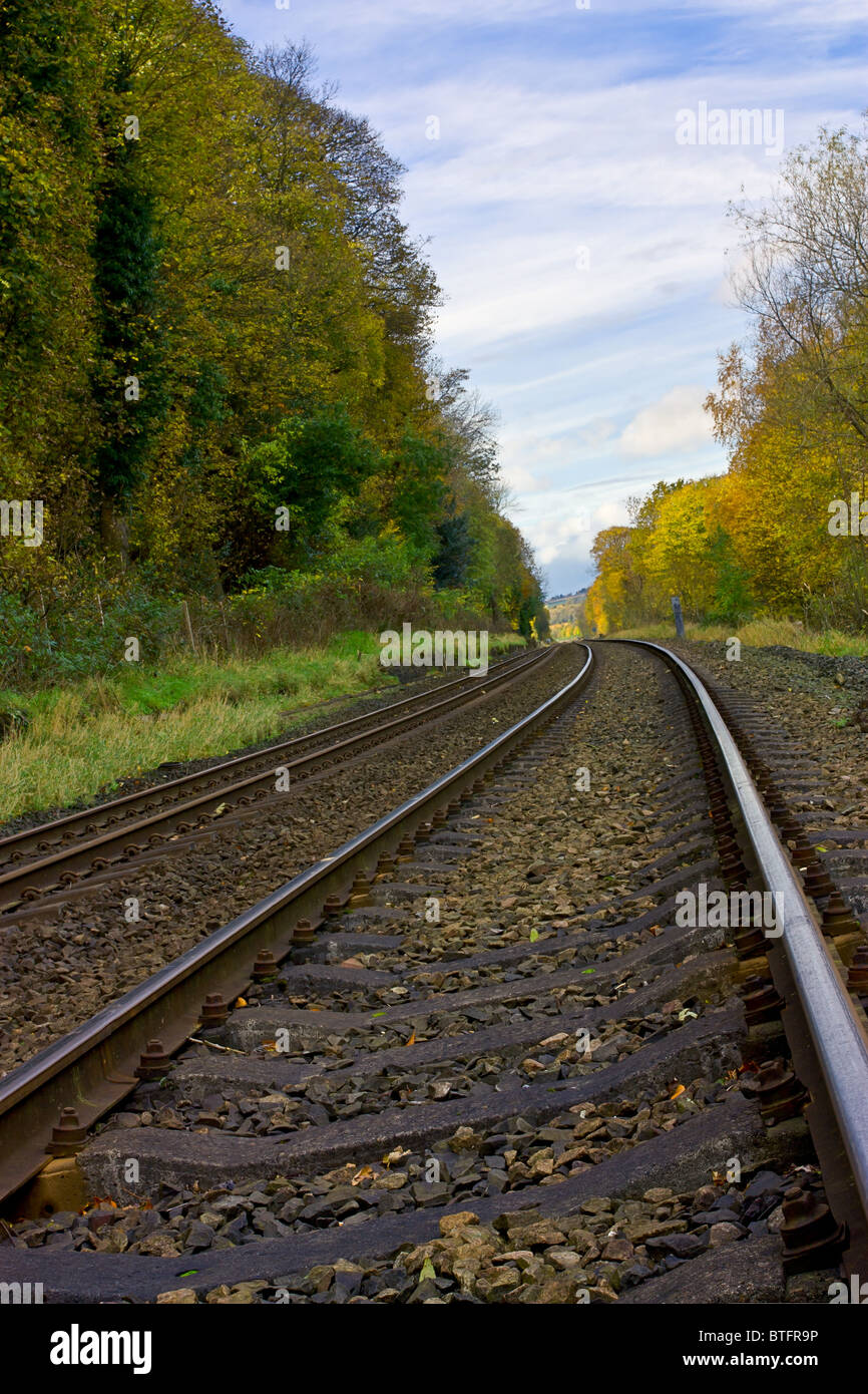 Línea de ferrocarril con perspectiva decreciente curva lejos en la distancia. Foto de stock