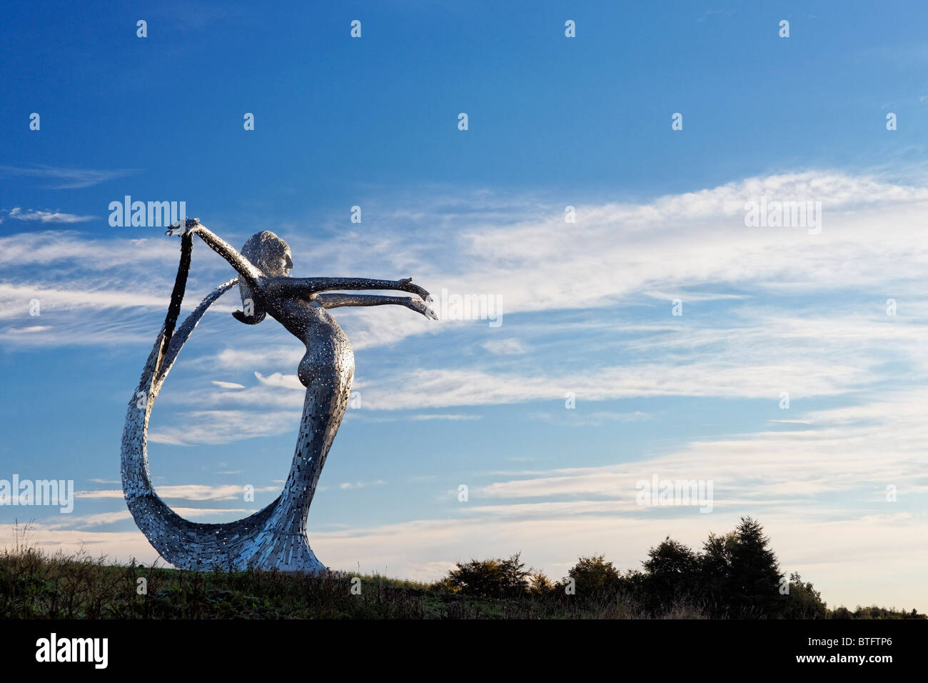 La Escultura en acero galvanizado de Arria por Andy Scott. Situado junto a la A80, Cumbernauld, North Lanarkshire, Escocia, Reino Unido. Foto de stock