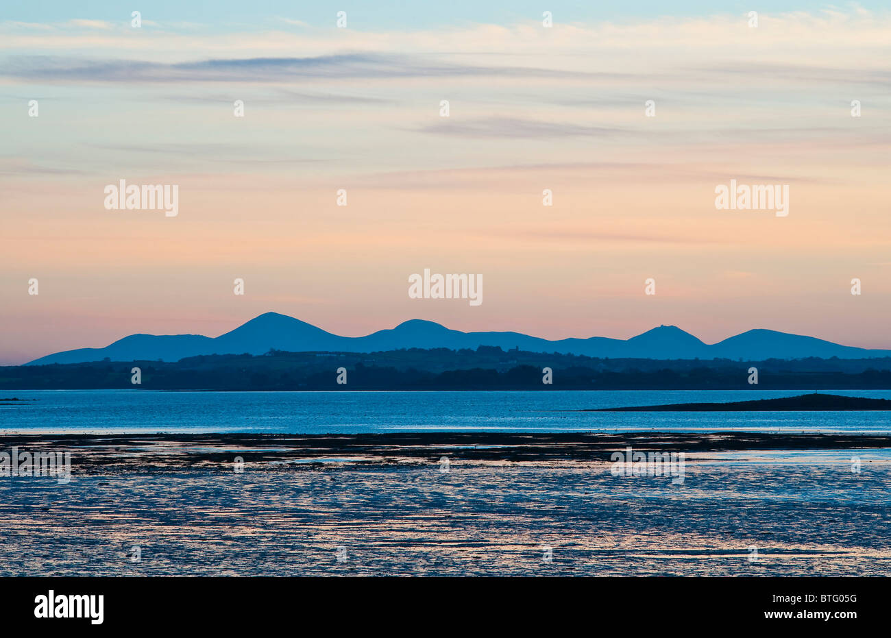 Las Montañas Mourne al atardecer, vistas desde el Monte Stewart en la Península de ARDS mirando a través de Strangford Lough, Irlanda del Norte Foto de stock