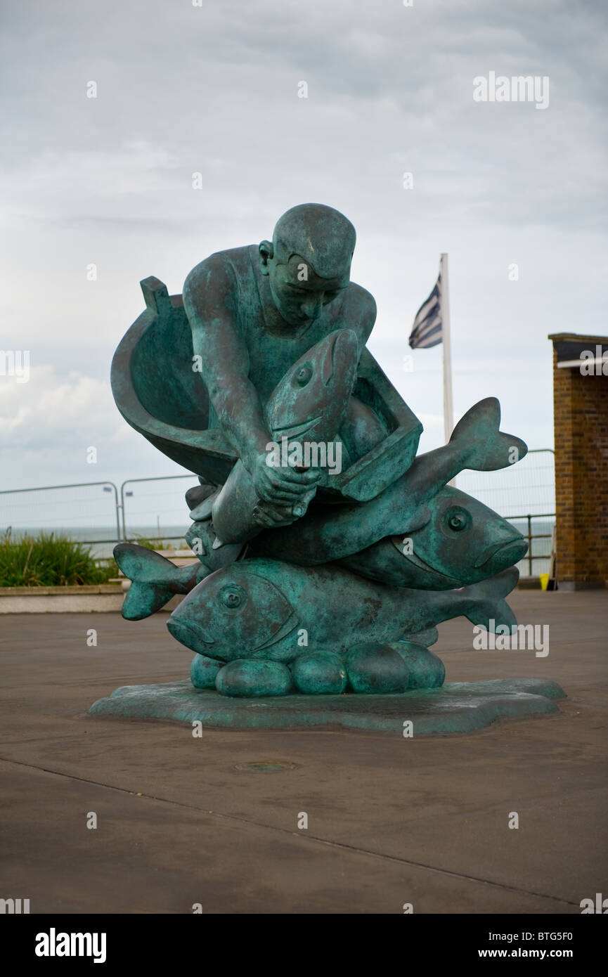 Una escultura de un pescador en la entrada al muelle de Herne Bay en Kent, UK Foto de stock