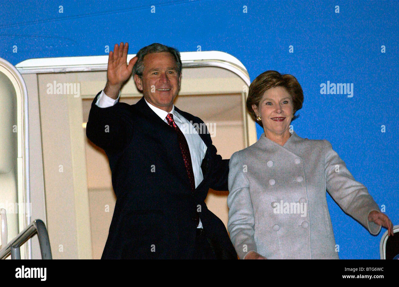El Presidente George Bush y su esposa Laura a su llegada al aeropuerto de Heathrow en Airforce uno durante su visita oficial a Gran Bretaña Foto de stock