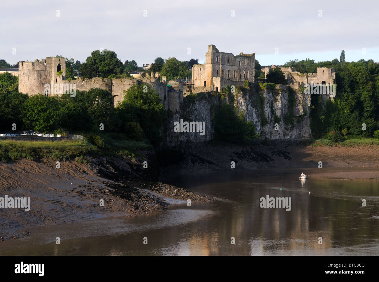 Chepstow Castillo y el Río Wye, en Chepstow, Monmouthshire, Gales Foto de stock