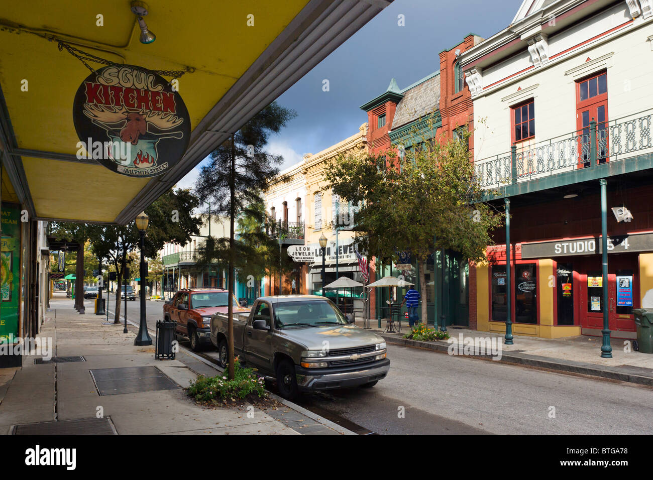 Dauphin Street, en el centro histórico de la ciudad vieja, de Mobile, Alabama, EE.UU. Foto de stock