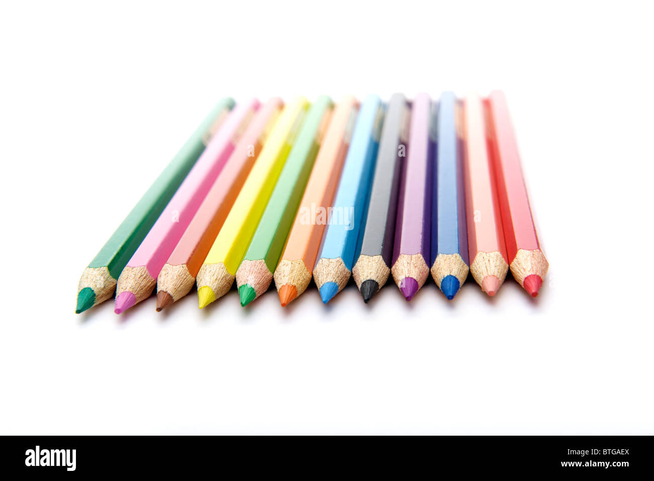 Fila horizontal de 12 lápices de colores Foto de stock