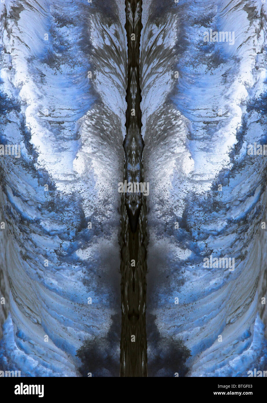 Las olas que rompen en la orilla, reflejado, rotado y coloreado artificialmente para dar un efecto abstracto Foto de stock