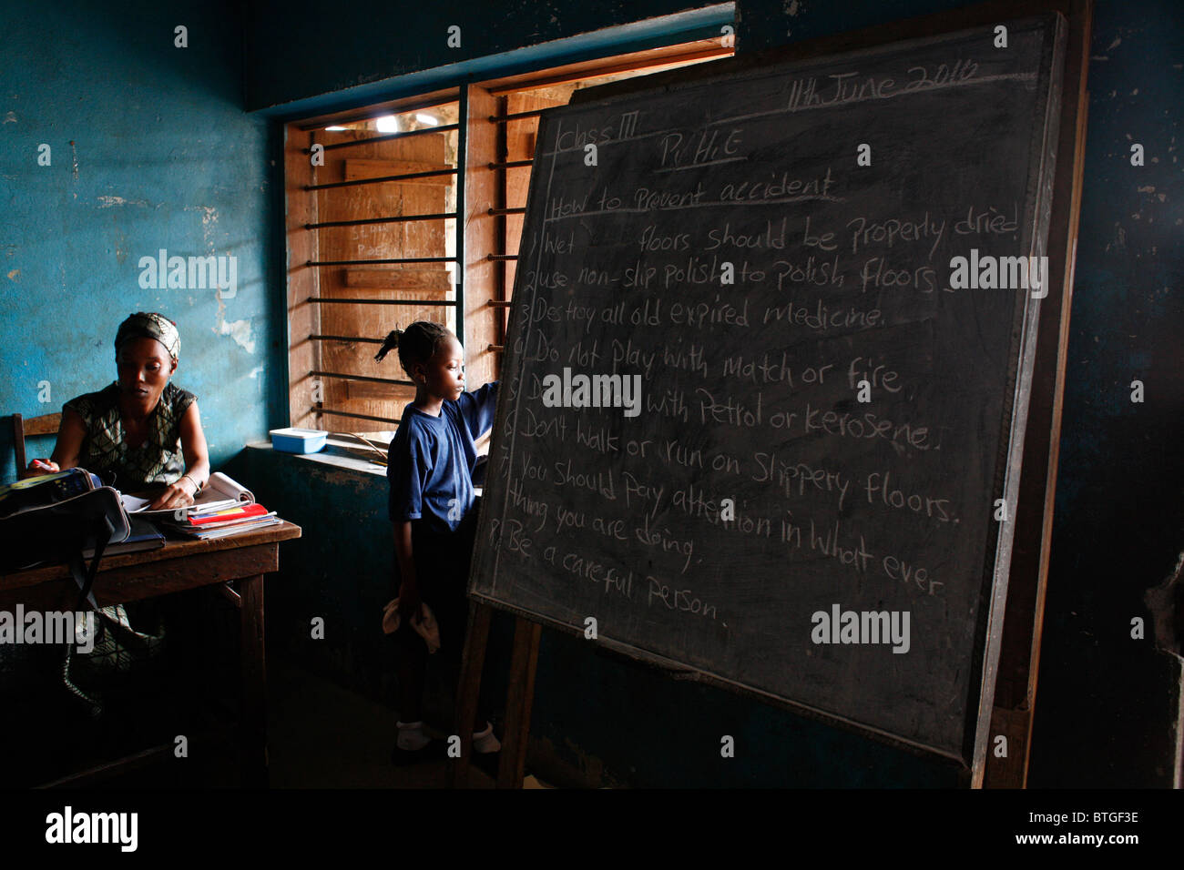 Lección en la escuela del poblado, Sierra Leona, África occidental Foto de stock
