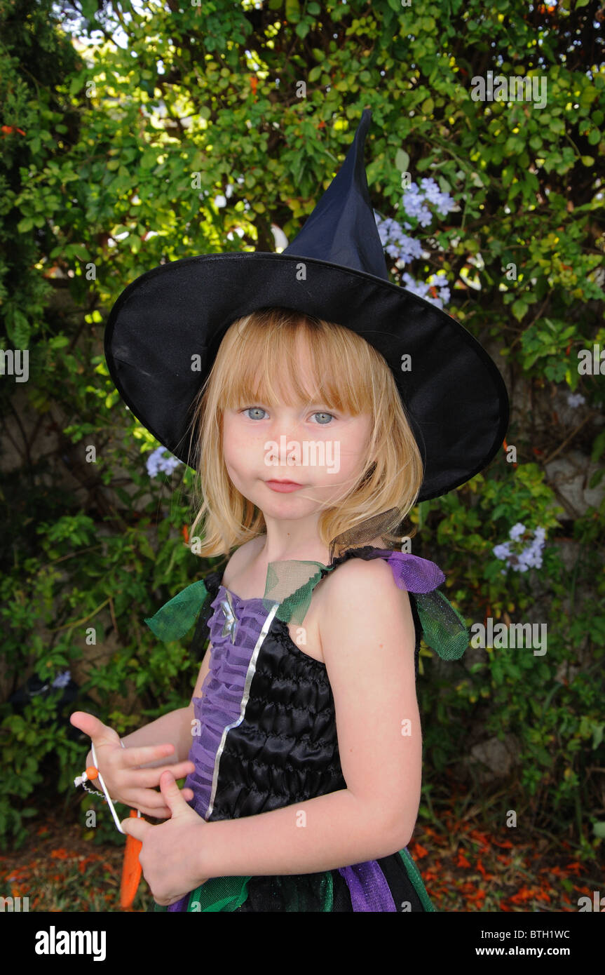 Niña vestida como una bruja de Halloween, Mijas Costa, Costa del Sol,  Málaga, Andalucía, España, Europa Occidental Fotografía de stock - Alamy