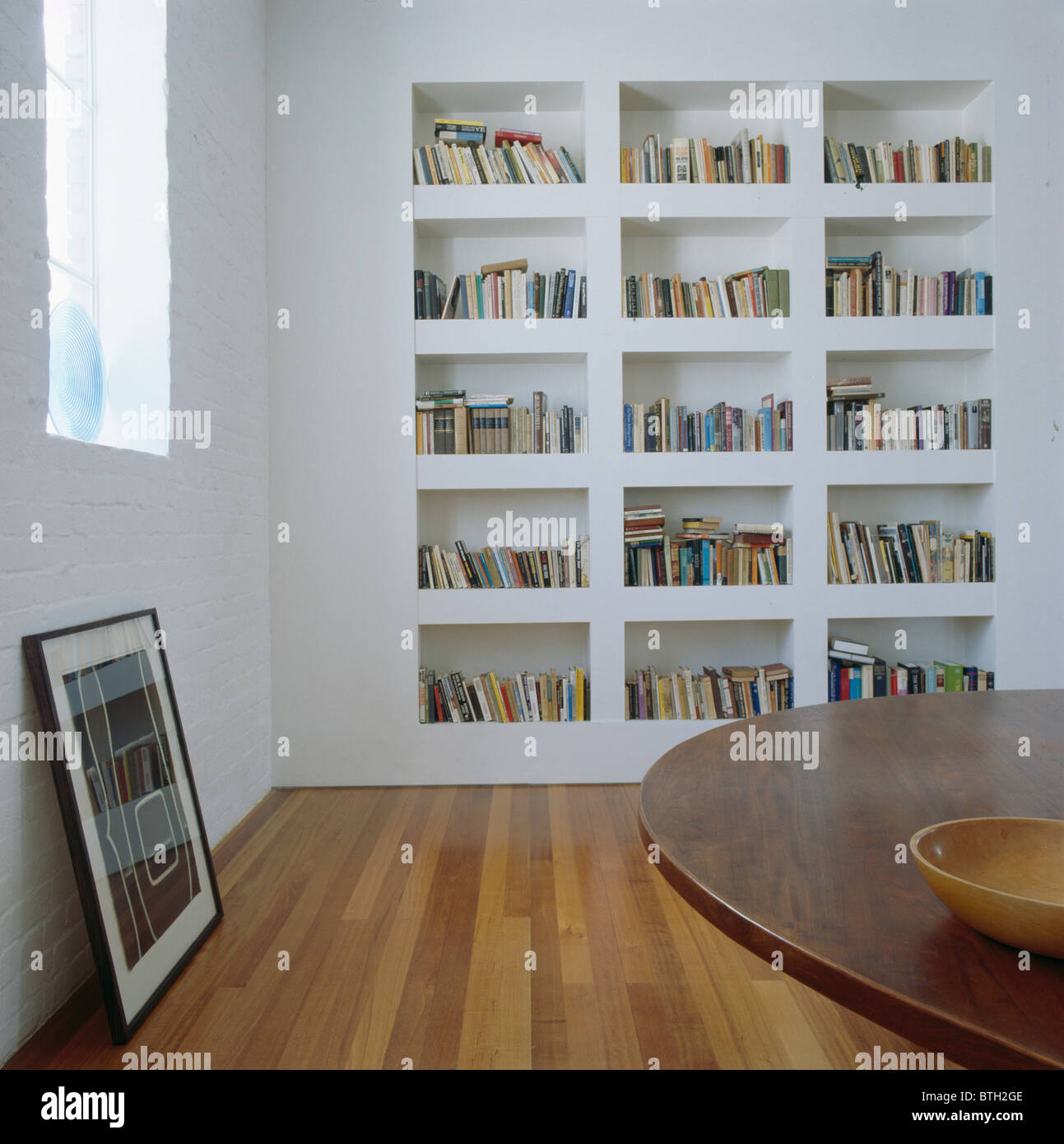 Estanterías para empotrar blanco en blanco moderno comedor con ... Estanterías para empotrar blanco en blanco moderno comedor con ...