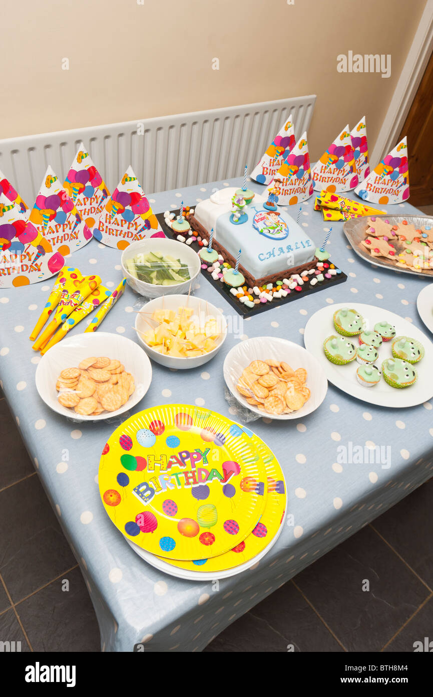 Una mesa llena de comida para una fiesta de cumpleaños de niños en el Reino  Unido Fotografía de stock - Alamy