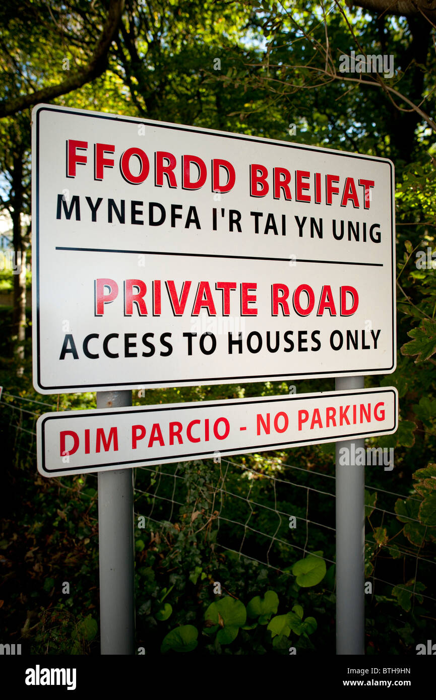 Bilingüe en inglés y galés firmar por una carretera privada, Gales, Reino Unido Foto de stock