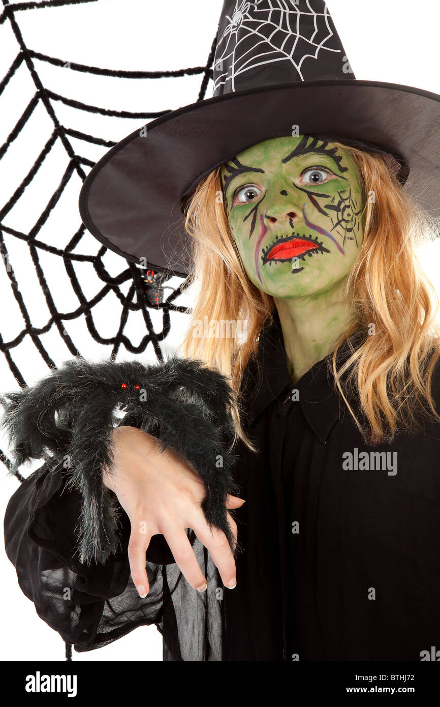 Verde de miedo brujas para Halloween con spiderweb sobre fondo blanco  Fotografía de stock - Alamy