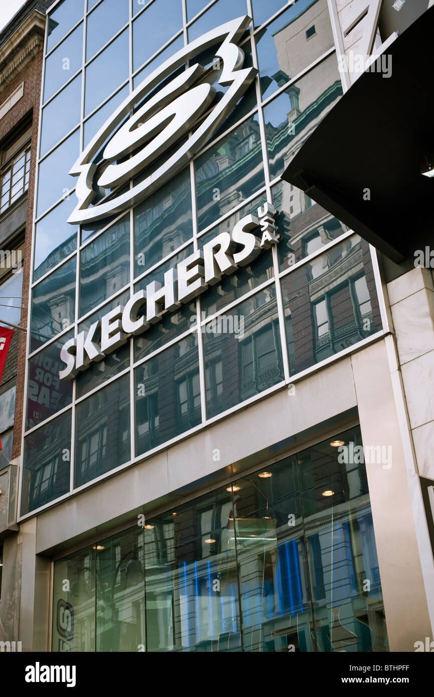 Acostumbrarse a Suministro Innecesario Una tienda de calzado Skechers en Manhattan en Nueva York Fotografía de  stock - Alamy