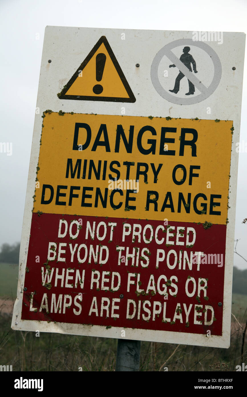 Ministerio de Defensa una señal de peligro en el borde de un campo de entrenamiento militar, Salisbury Plain Foto de stock