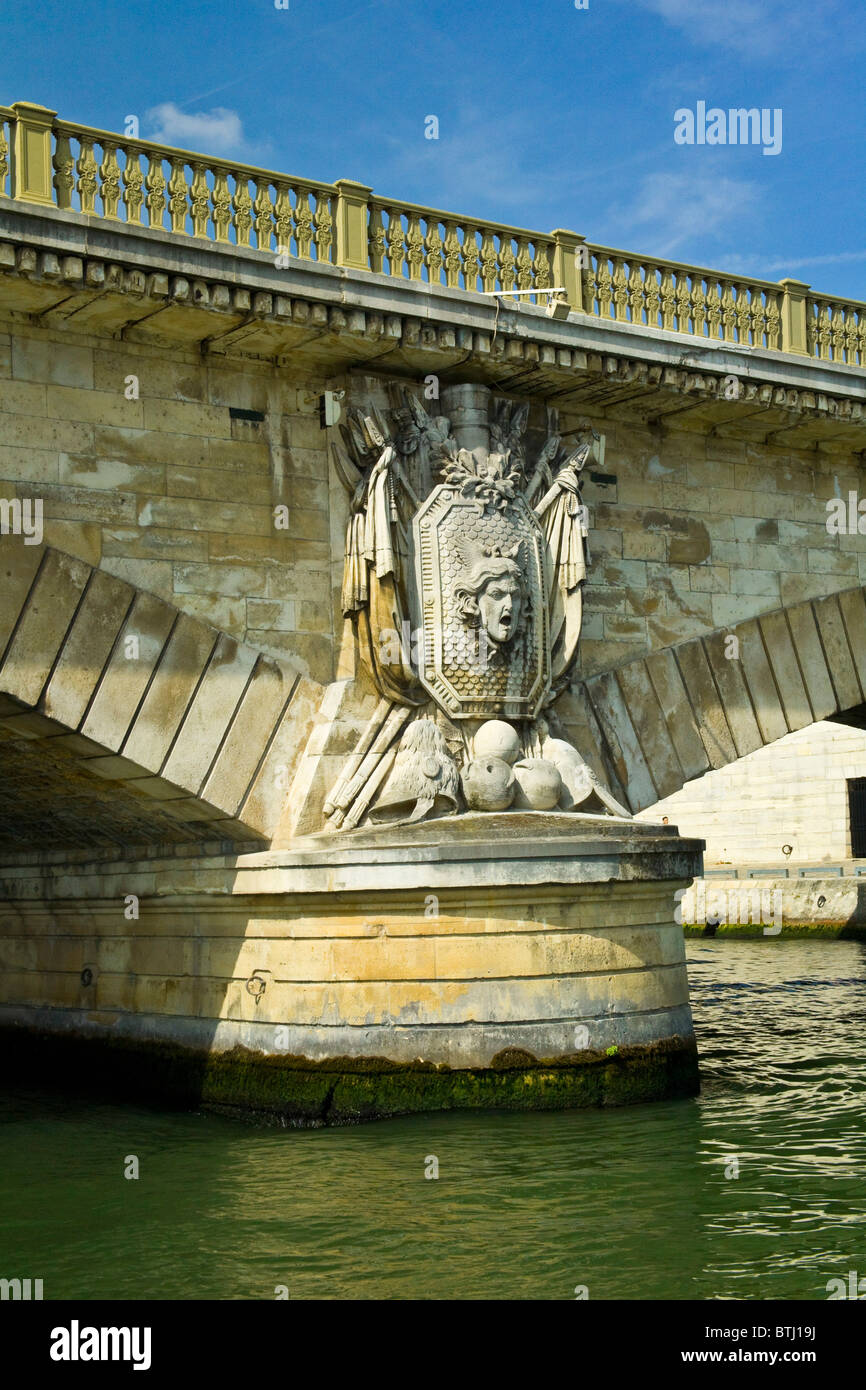 Estatua tallada, puente sobre el río Sena, París, Francia Foto de stock