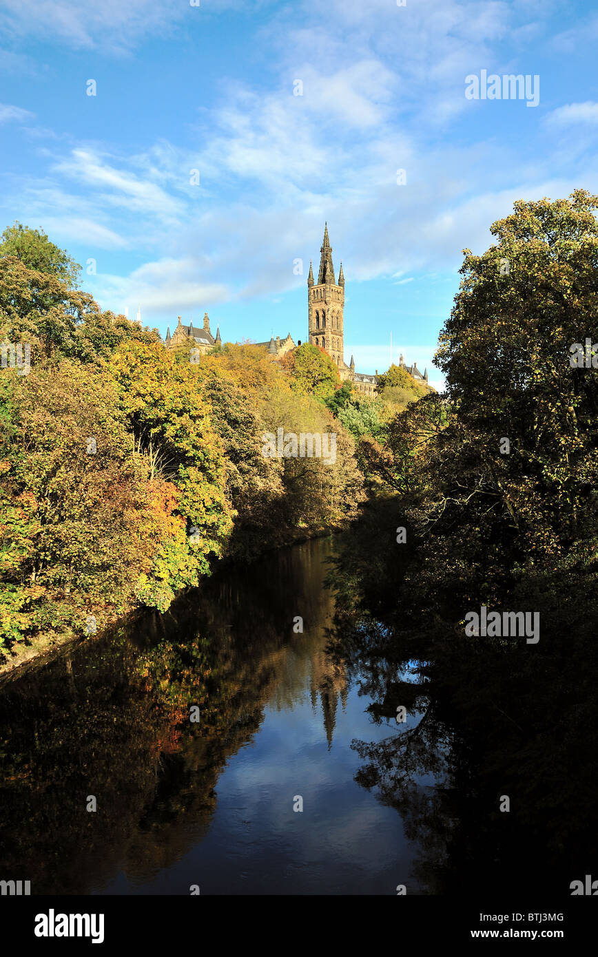 Otoño en Glasgow, con la Universidad de Glasgow se refleja en el Río Kelvin Foto de stock