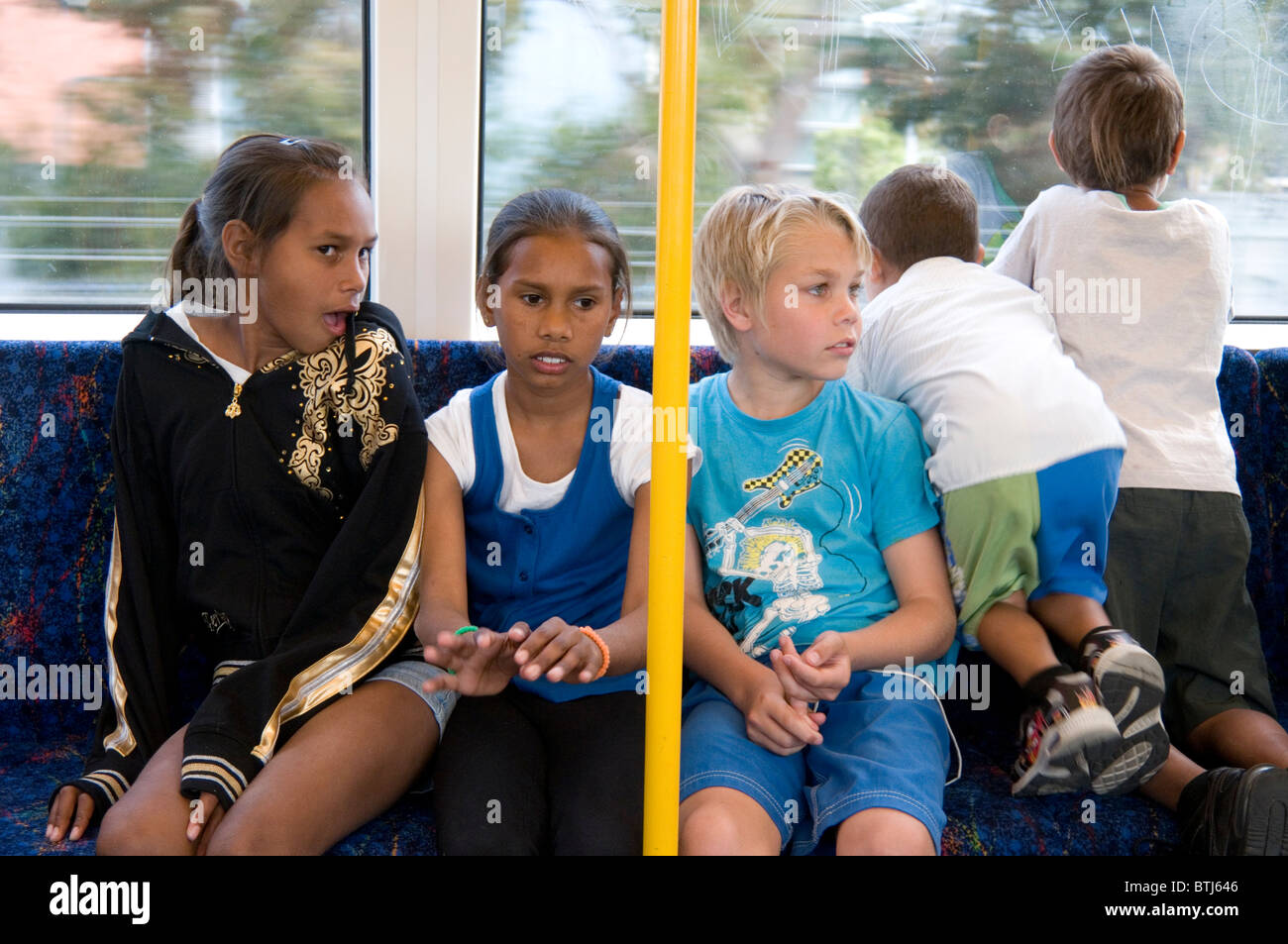 Los niños de origen mixto viajar juntos por tren a los Showgrounds, Perth, Australia Occidental Foto de stock