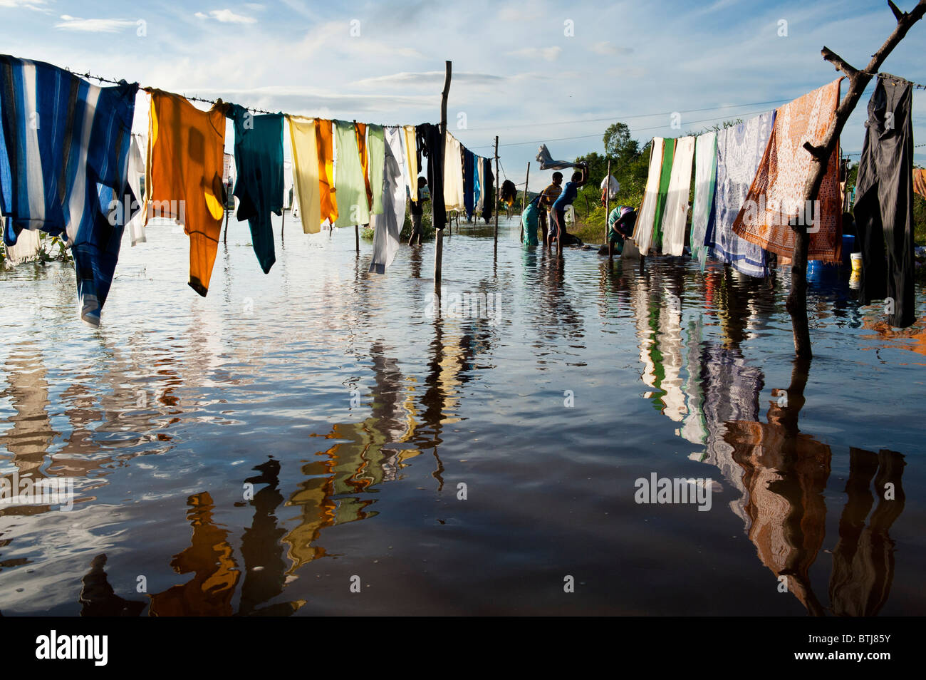 Pueblo Indio lavando ropa en un río inundado en la ciudad de Puttaparthi, Andhra Pradesh, India Foto de stock