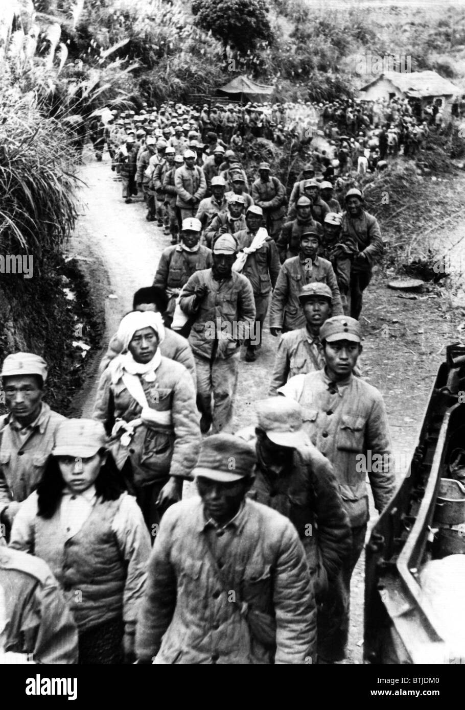 Los soldados nacionalistas vietnamitas hacia un centro de detención francés durante la Primera Guerra Indochina, Saigón, Vietnam, 1949. Foto de stock