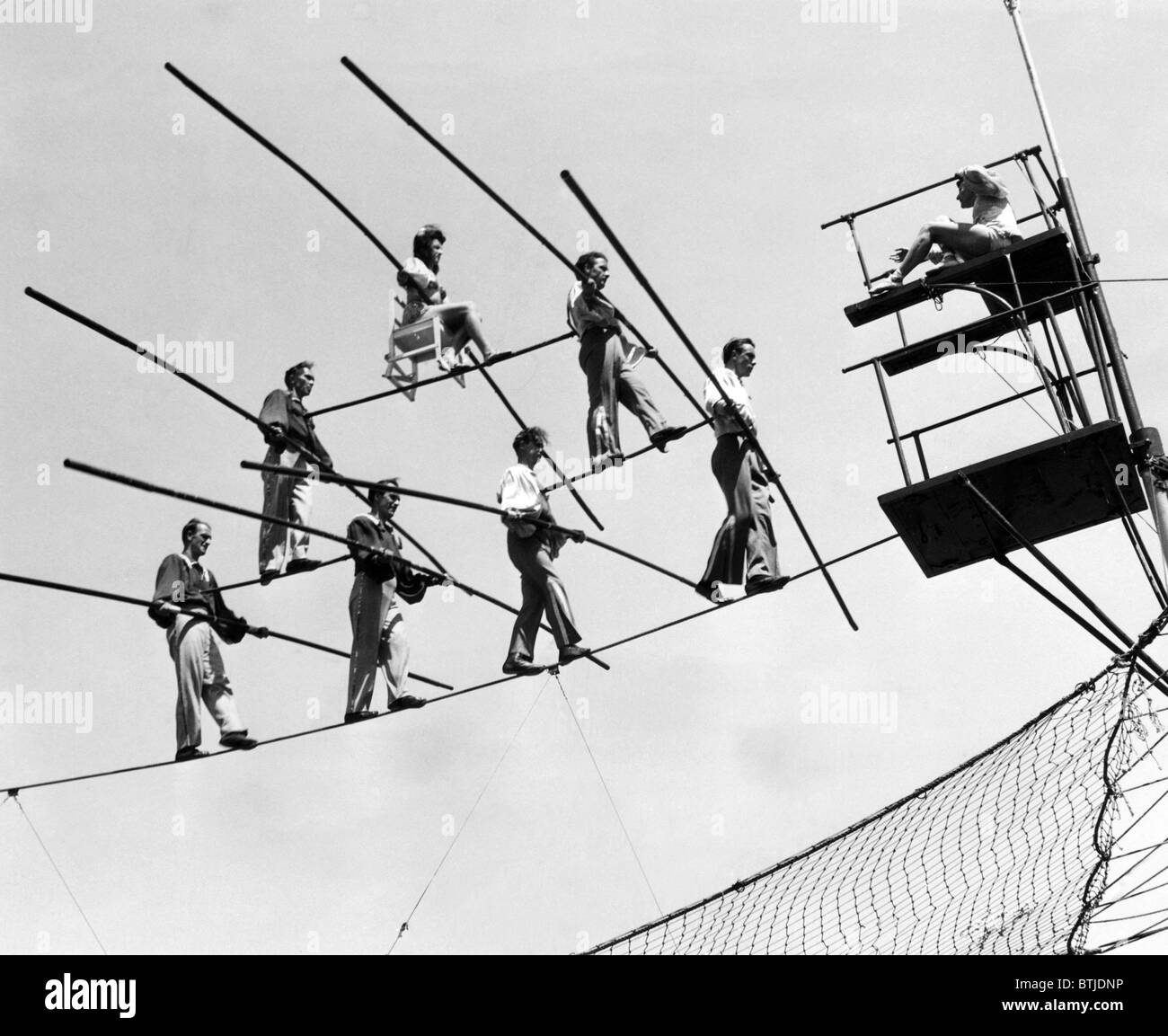 El Flying Wallendas, un acto del circo conocido por realizar acrobacias sin redes de seguridad, practicando su acto, 1947. Foto de stock