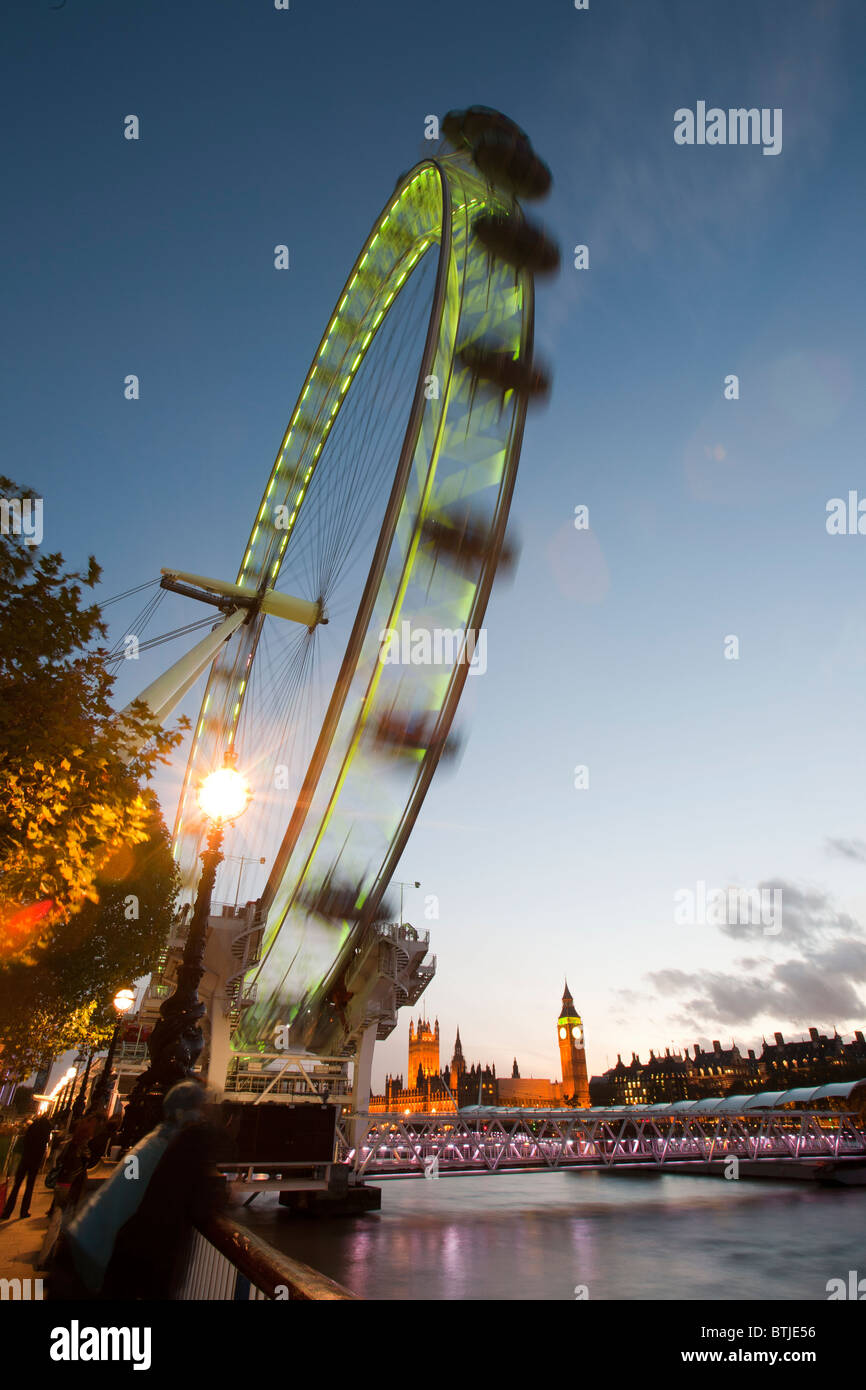 El London Eye, Las Casas del Parlamento en el Thames Embankment, Londres, Reino Unido. Foto de stock