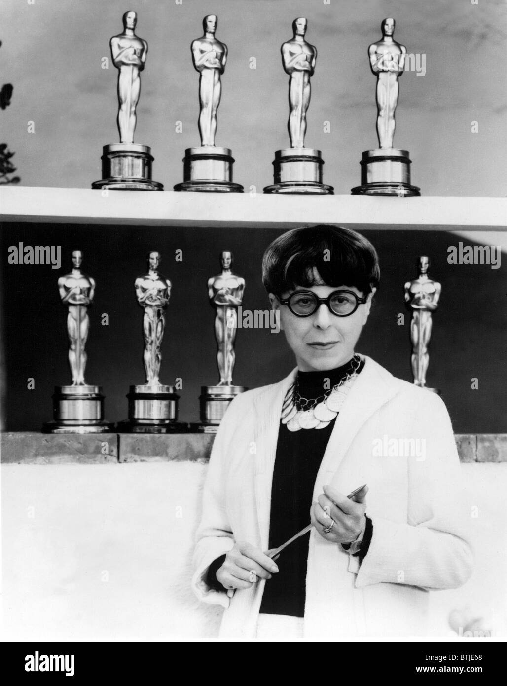 EDITH HEAD, rodeado por los ocho Oscars ha ganado durante una distinguida  carrera. 1976 Fotografía de stock - Alamy