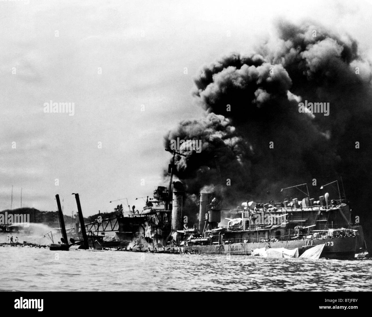 El USS Shaw afire después de un golpe directo por un bombardero japonés, Pearl Harbor, Diciembre 7, 1941. CSU Archives/Cortesía Everett Colle Foto de stock