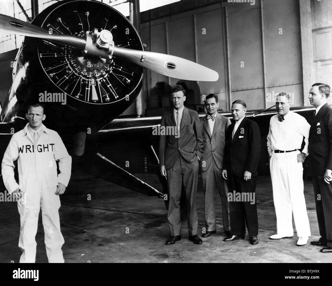 Piloto estadounidense Charles Lindbergh, se prepara para un vuelo a Groenlandia. L-R: F. Vernon ceniza, ingeniero aeronáutico de Wright Corp. Foto de stock