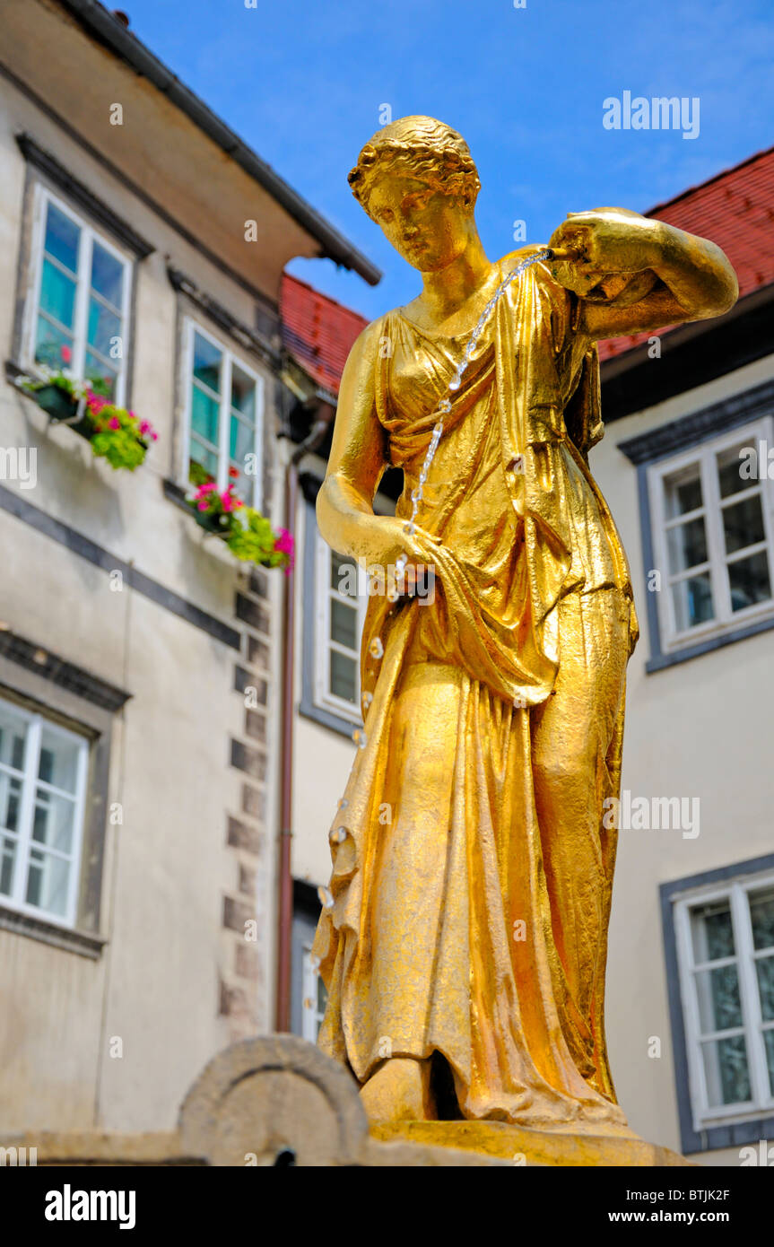 Ljubljana, Eslovenia. Fuente pintado en oro en Ribji trg (Plaza del Pescador) Foto de stock