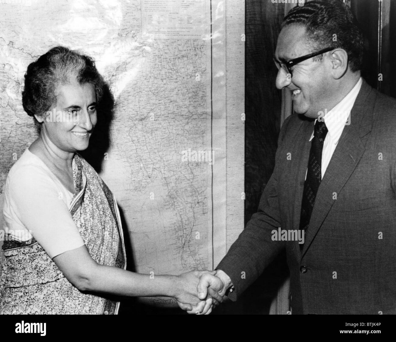 Kasturba Makhanji (Mahatma Gandhi de la esposa), y Henry Kissinger, India, en julio de 1971. Foto de stock